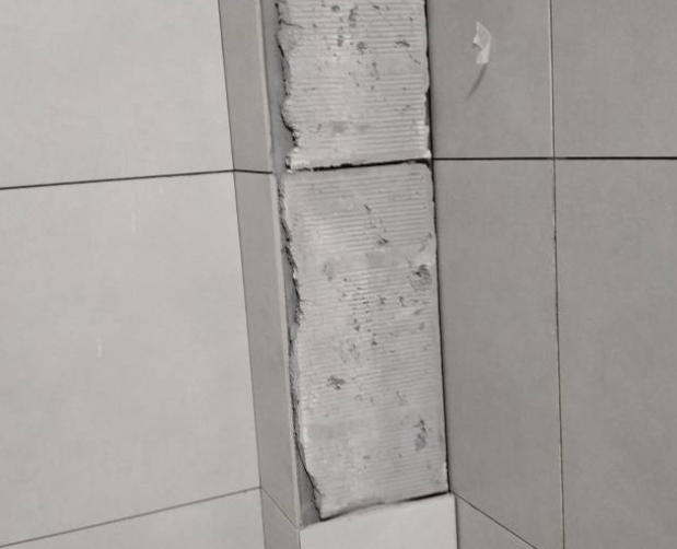 广西瓷砖空鼓维修公司分享下瓷砖施工前基层浇水润湿程度不足，可能导致以下问题