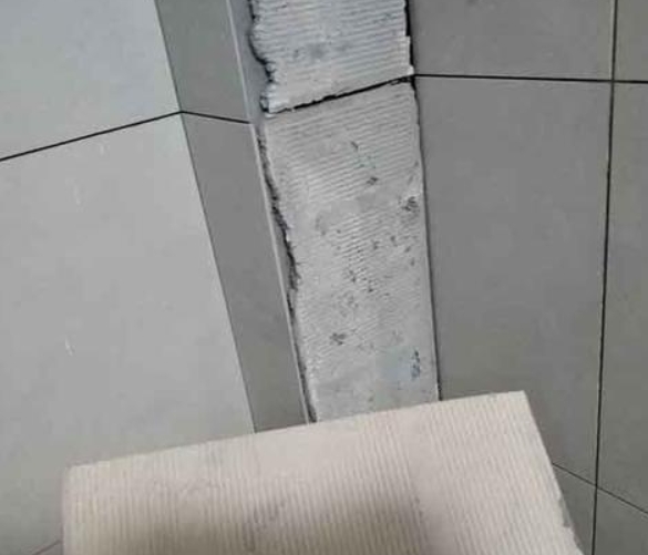 广西瓷砖空鼓维修公司分享下厨房瓷砖脱落的补救措施。